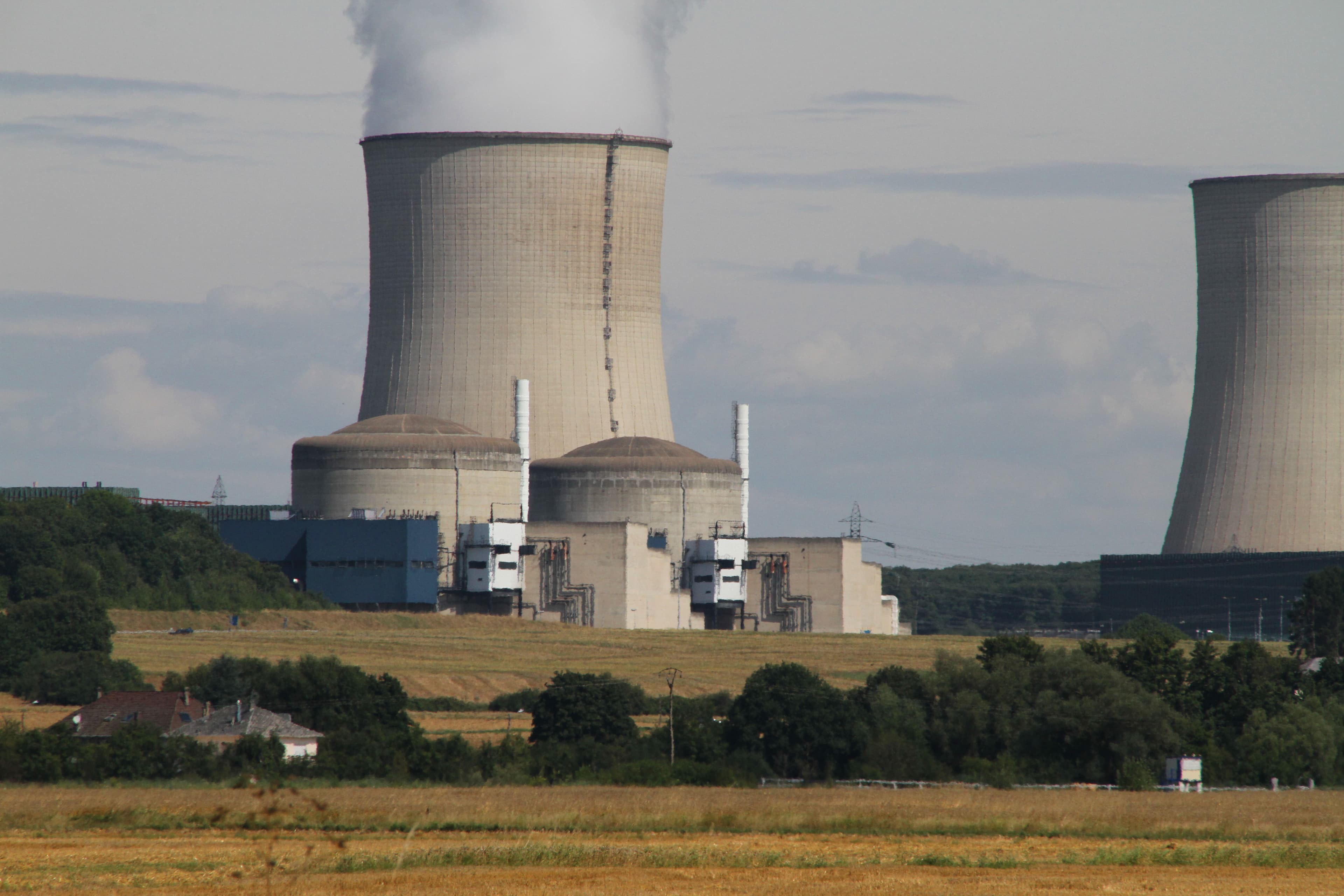 Tours de refroidissement de la centrale nucléaire de Cattenom, en Lorraine.