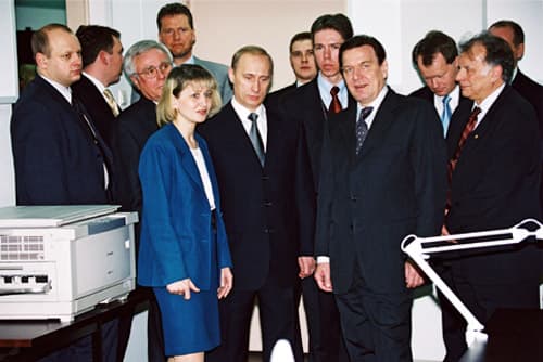 Vladimir Putin and Gerhard Schröder visiting the Ioffe Institute.